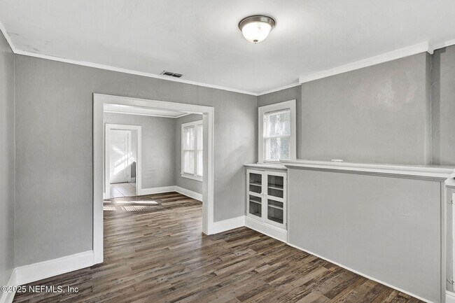 Photo - 1431 W 26th St