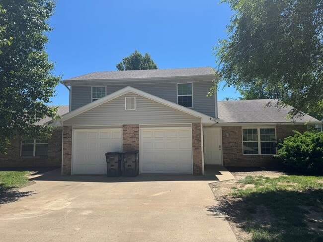 Building Photo - Three Bedroom Duplex in SW Columbia