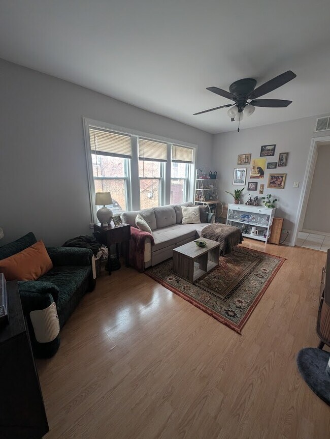 Photo - 2344 W Barry Ave Unidad 1