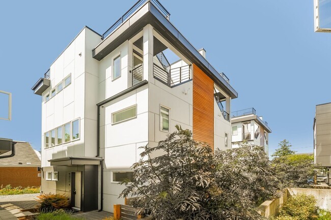 Building Photo - Sleek 2-Bed Townhome with Rooftop Deck & A...