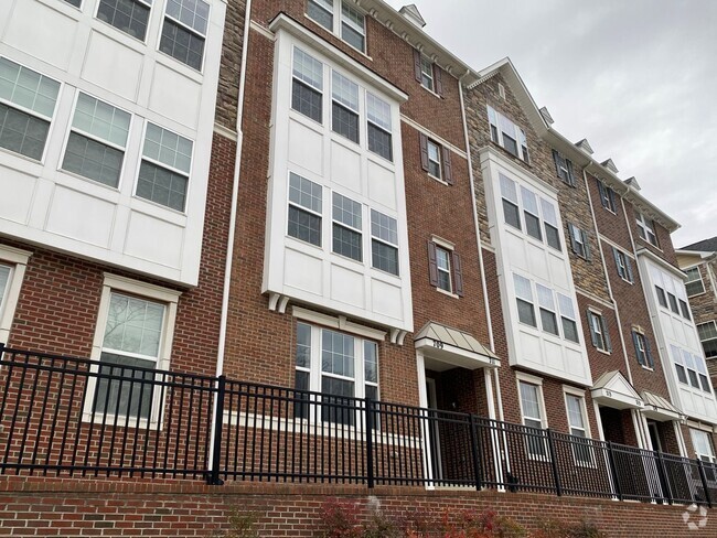 Building Photo - Stunning 3 Bedroom Townhouse in Gaithersburg!