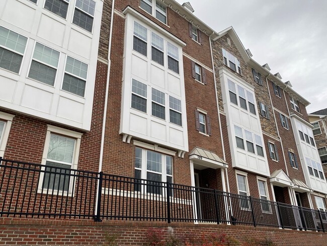 Stunning 3 Bedroom Townhouse in Gaithersburg! - Stunning 3 Bedroom Townhouse in Gaithersburg!
