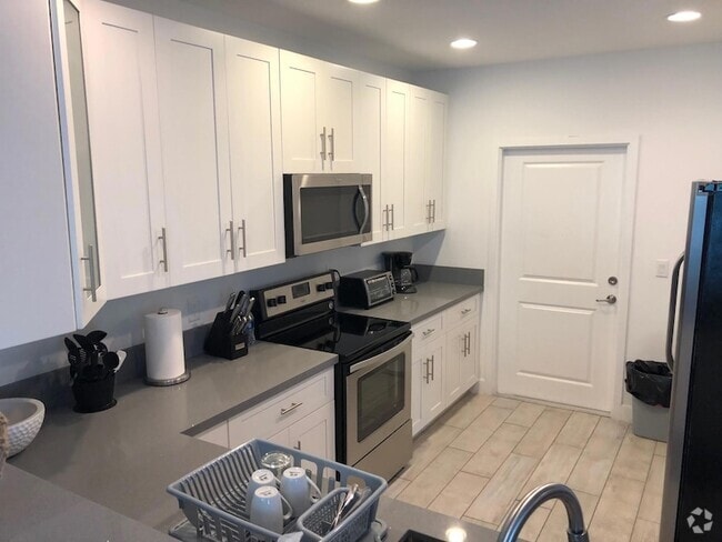 Building Photo - 2362 SW 18th Ave Rental