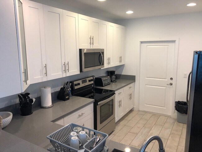 Building Photo - 2362 SW 18th Ave Rental