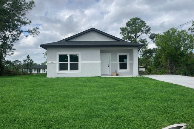 Building Photo - Bright & Modern 2 Bed-1 Bath Pet-Friendly Home in Desirable Lehigh Acres!