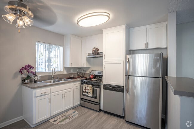 2 BR, 2 BA- 950 SF