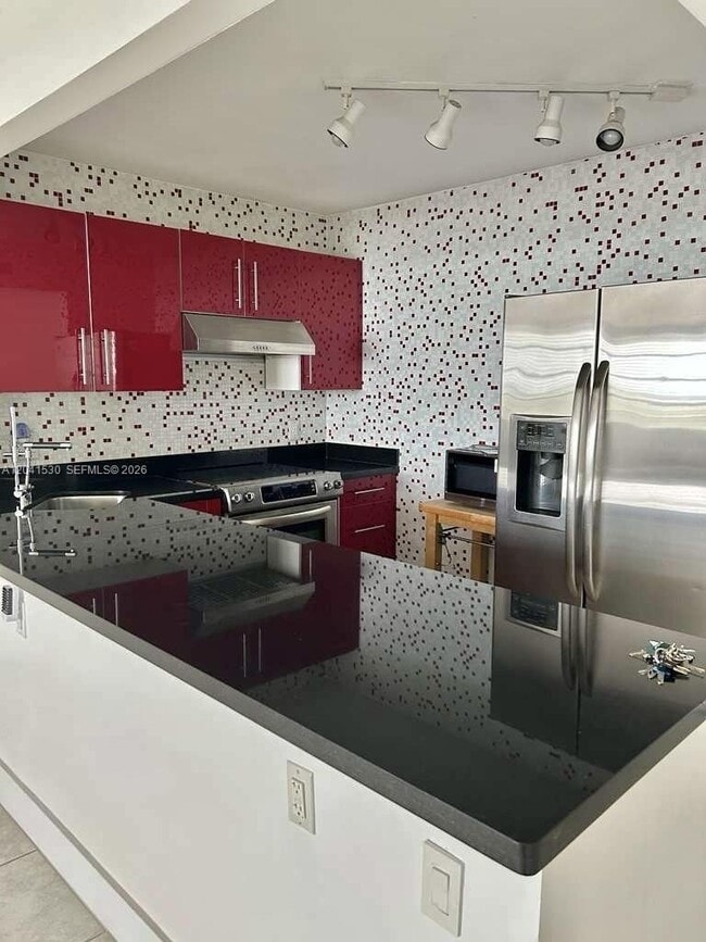 Building Photo - 2016 Bay Dr Unit 602