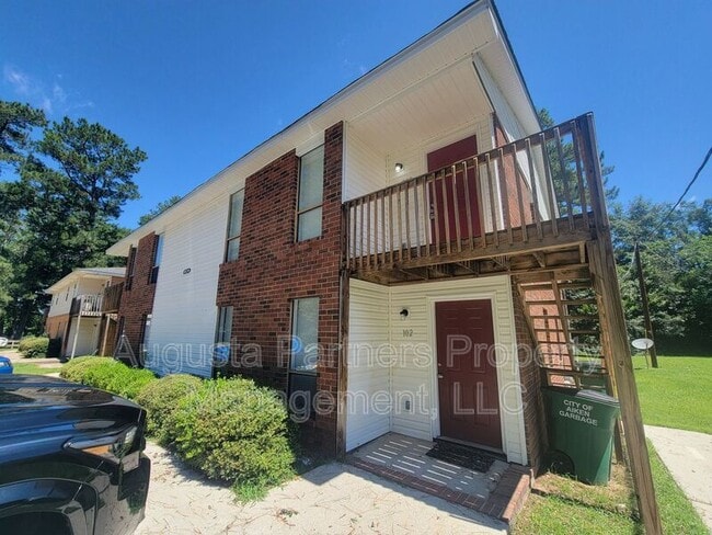 Building Photo - 1546 Hamilton Dr Unit 202