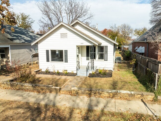 Building Photo - Freshly Updated 3 Bedroom House