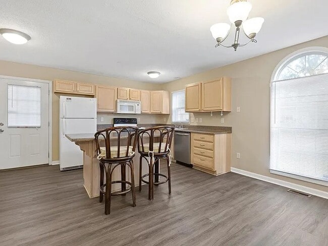 Building Photo - 3 Bedroom 2 Bath House