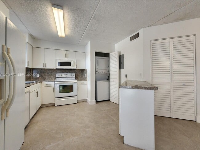 Building Photo - 6065 NW 186th St Unit 208