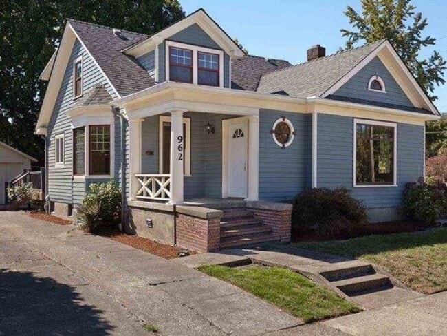 Building Photo - 243 NW 10th St Unit 962 NW Van Buren Ave