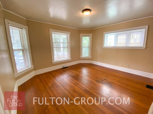 Building Photo - 423 Charles Ave SE Unit 1
