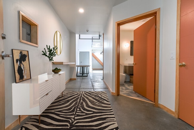 Building Photo - 2323 Magnolia St Unit Suite 6