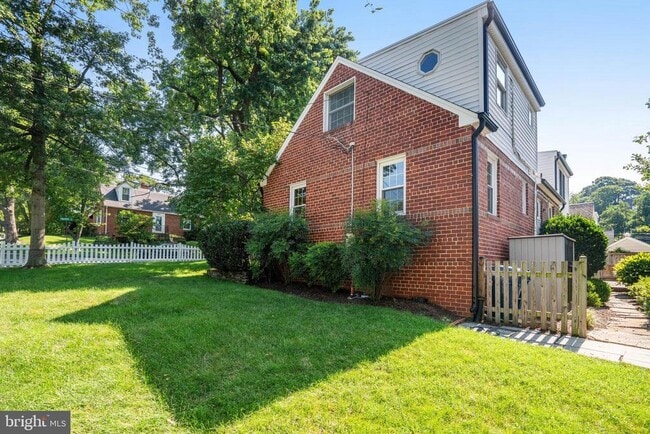 Building Photo - 740 Upland Pl