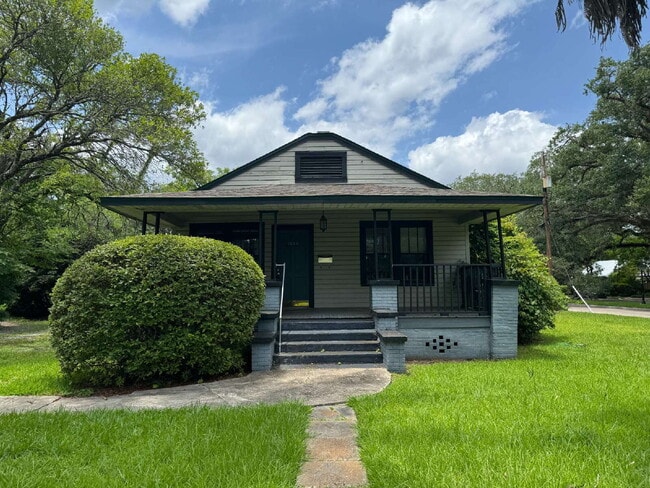 Building Photo - Gorgeous 2 Bedroom 1 Bathroom Single Family Home Located in the Heart of Midtown! Includes Hardwo...