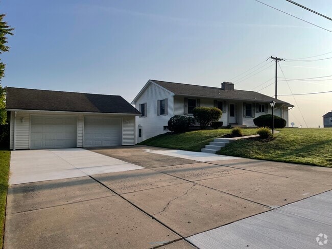 Building Photo - 2320 Rinderle Dr Rental