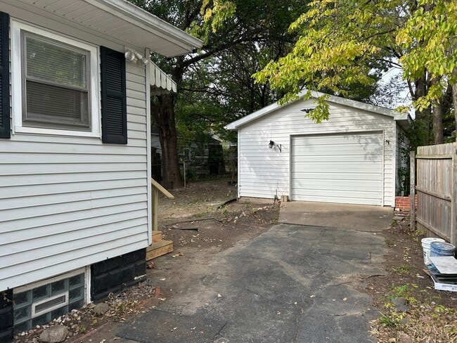 Photo - 1107 E Seneca Pl