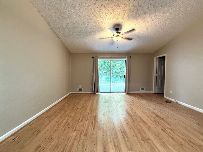 Photo - 3 Bedroom Townhome located walking distanc...