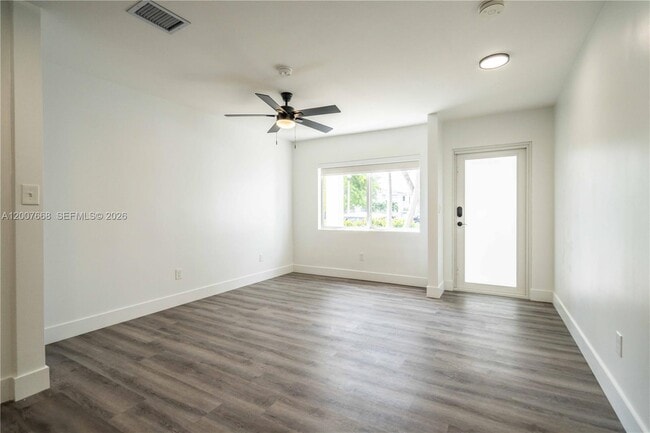 Photo - 725 81st St Unidad 2