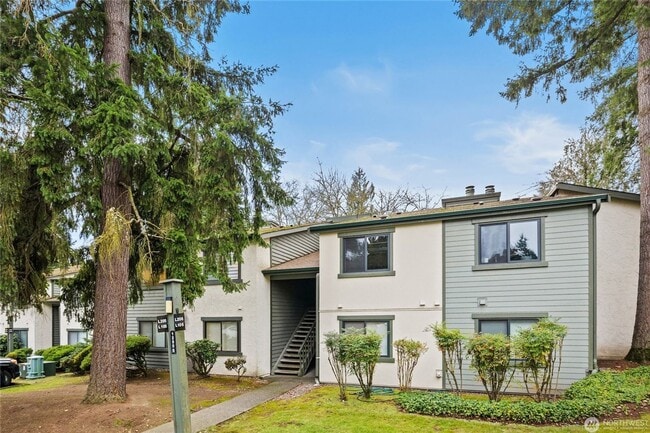 Photo - Spacious 2-Bedroom Ground Floor Condo with Private Yard in Kirkland Unit L105