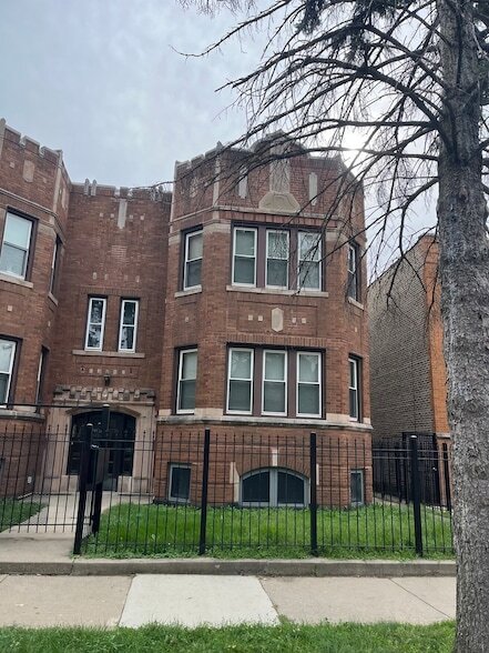 Building Photo - 6615 S Sacramento Ave Unit 2N