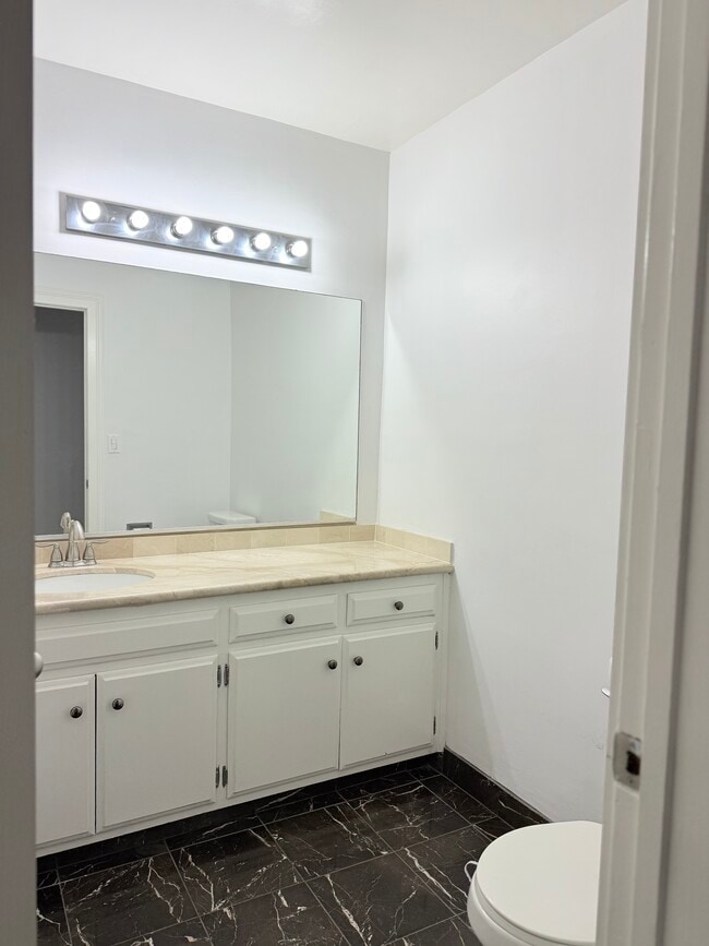 Photo - 5651 Windsor Way Unidad 105