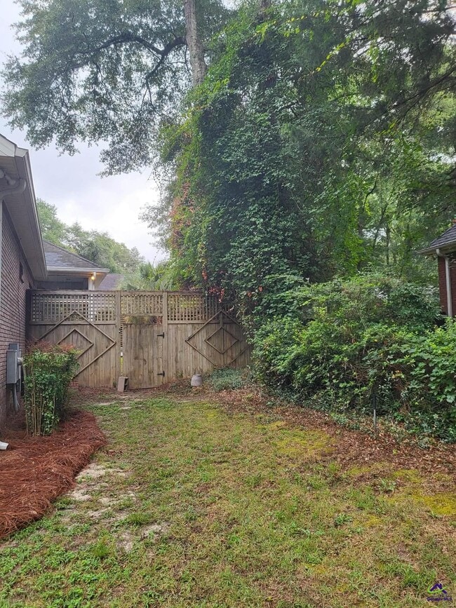 Photo - 406 Royal Crest Cir