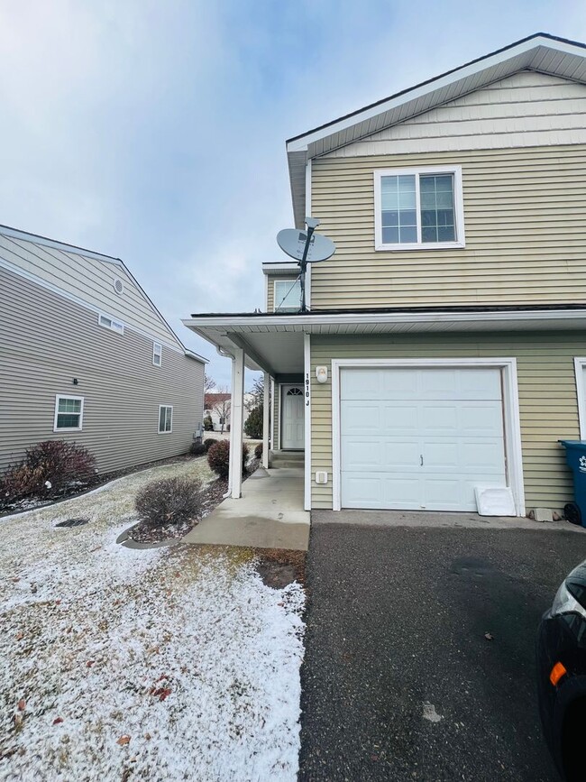 Photo - Amazing 3 Bed 2.5 Bath - Townhouse