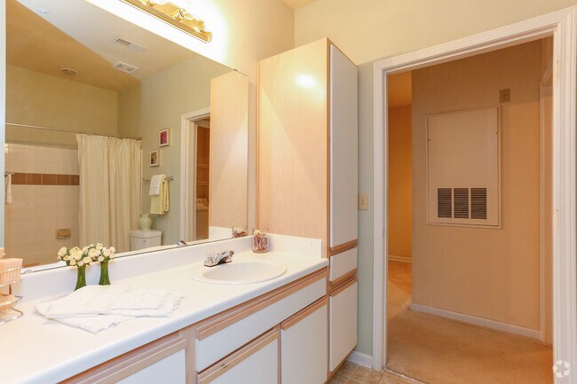 Baño - Brookstone Apartments