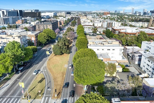 Photo - Burton Way Luxury Investments LLC - 332 La...