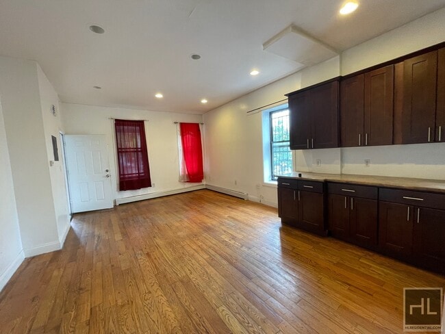 Photo - 130 Dumont Ave