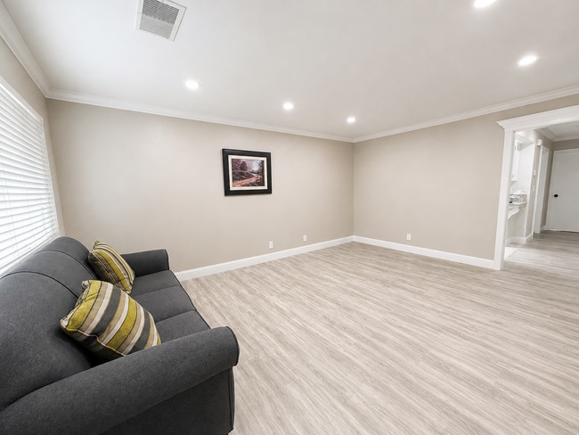 Photo - 604 Ester Way