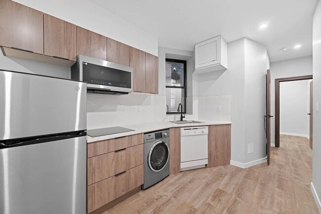 437 W 46th St Unit 1FE