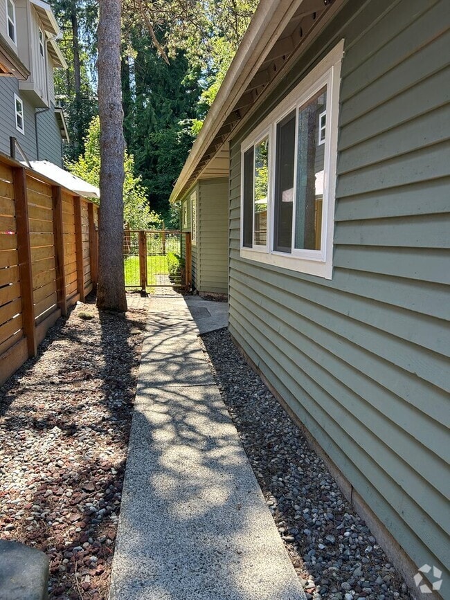 Building Photo - 285 SE Croston Ln Unit B Rental