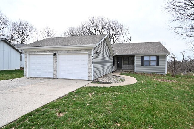 3 Bedroom 3 Bath House with 2 car garage! - 3 Bedroom 3 Bath House with 2 car garage!