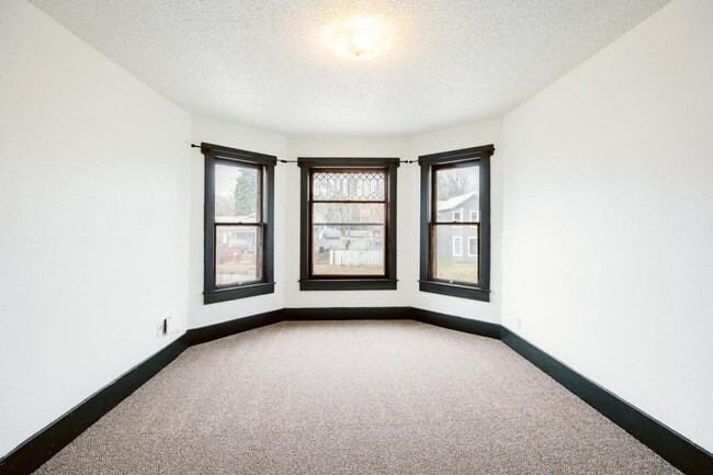 Building Photo - 218 1/2 W 7th