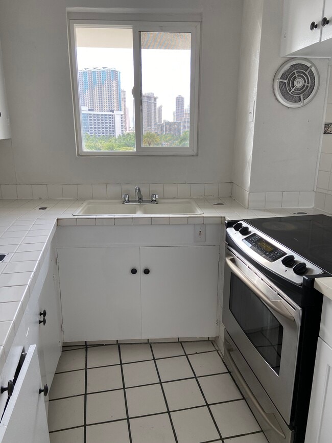 Kitchen - 247 Beach Walk Unit 801