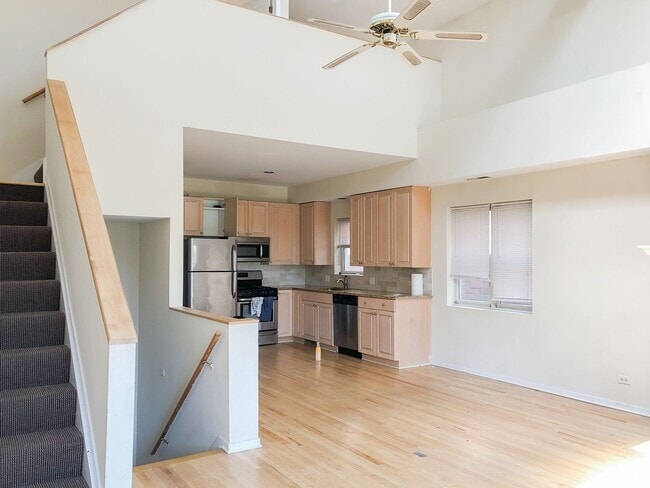 Building Photo - 2320 N Southport Ave Rental