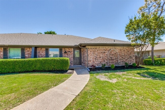 2822 Clear Springs Dr