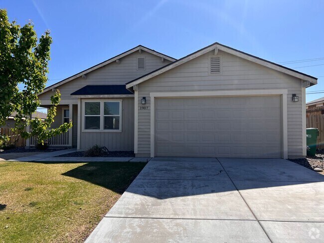 Building Photo - Large 4 bedroom home located in Green Vall...