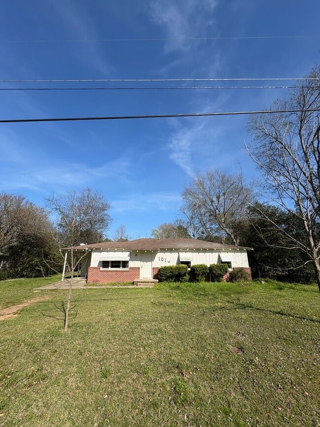 Building Photo - 3 bedroom home in Pine tree area