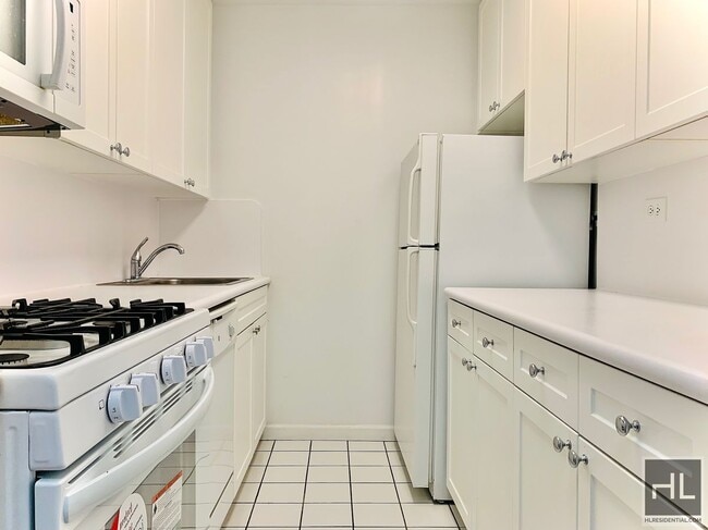 Photo - HENRY HUDSON PKWY W Unit 16V