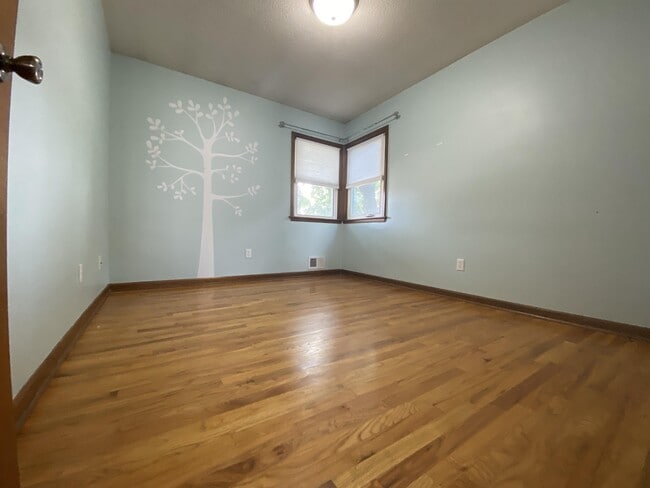 Photo - 1863-17 1/2 17 1/2 St NW