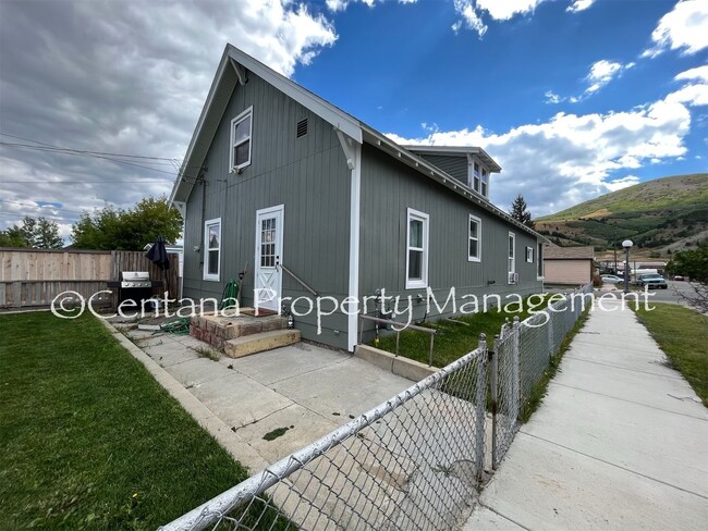 Photo - Huge 3 bedroom house with 2 bonus rooms an...