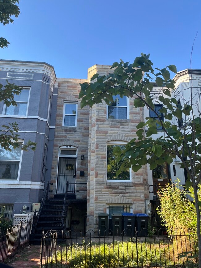 Photo - 1006 F St NE Unidad 1006 F ST NE 2 Level Home