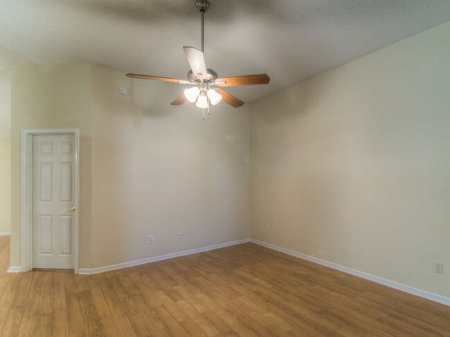 Photo - 1588 Glen View St