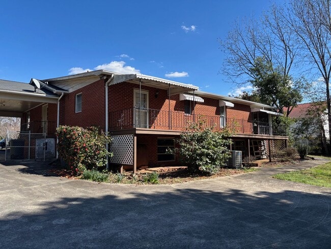 Photo - 3 BED, 2.5 BATH BRICK HOME RIGHT BY DOWNTOWN ASHEBORO!