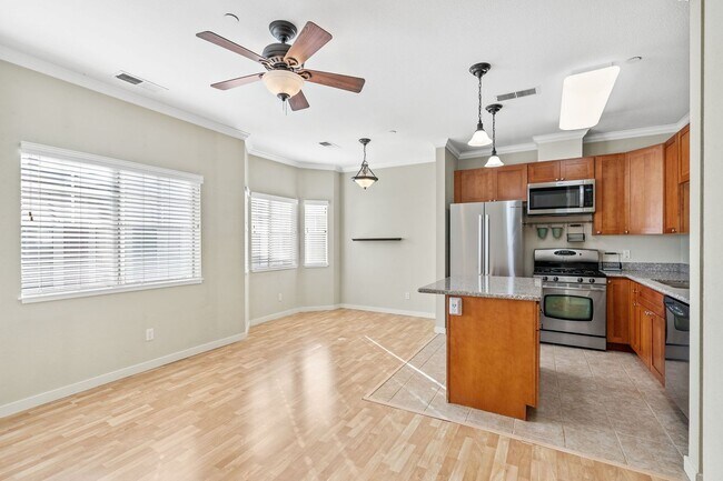 Building Photo - 225 Valley Oak Dr Unit 225
