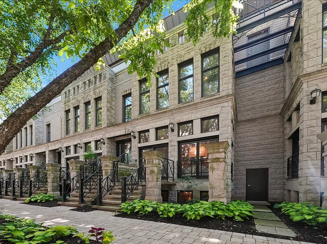 Photo - 125 W Oak St (Chicago, IL)